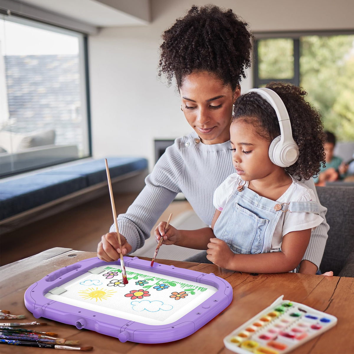 Ylovetoys easel supports indoor and outdoor drawing adventures.