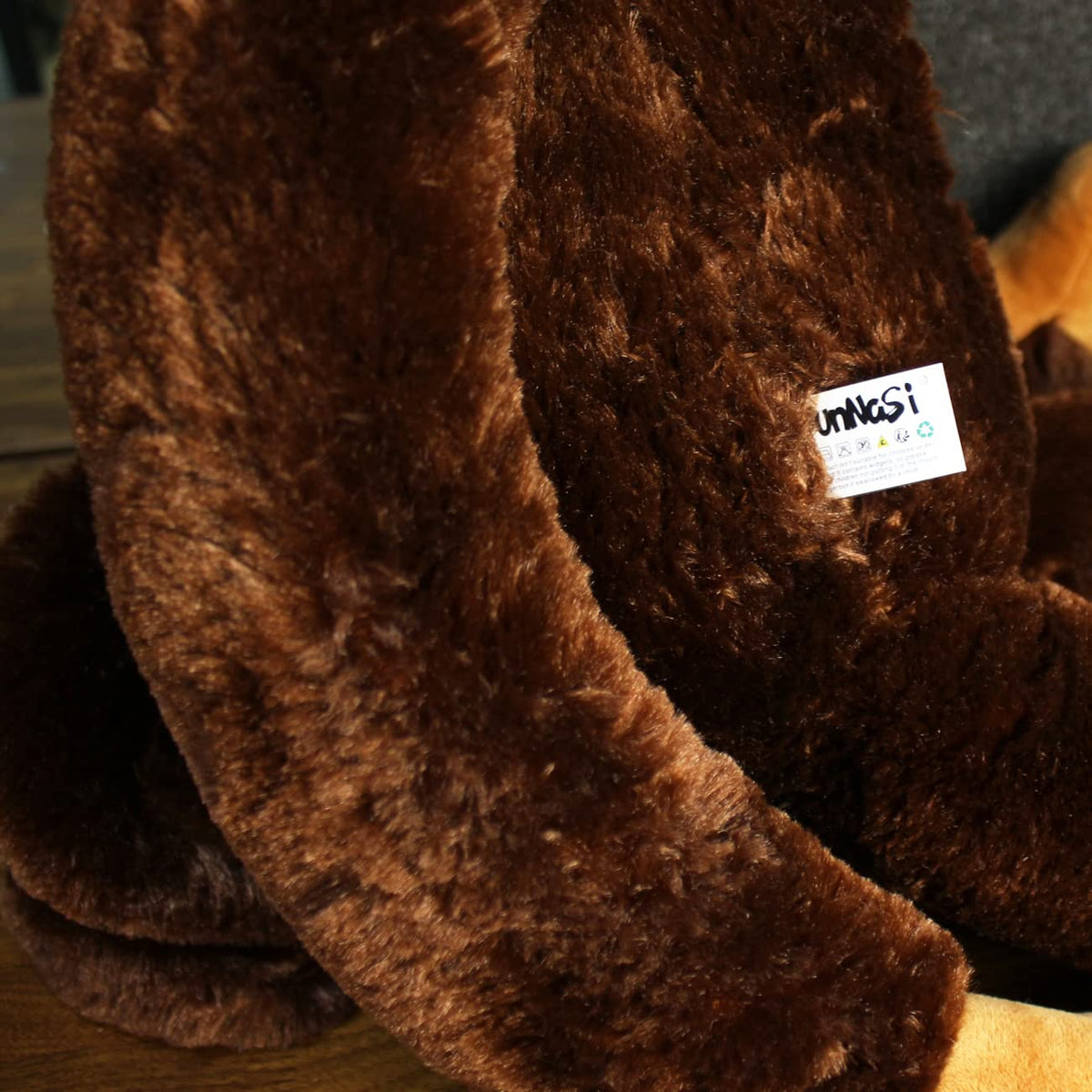 YunNasi monkey plush room decor adds whimsy and warmth.