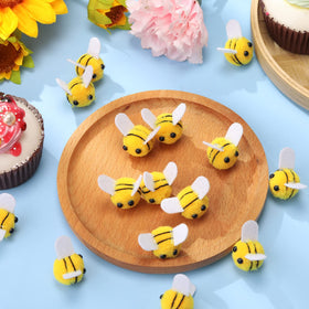 Yunsailing 100-piece bee decor set for DIY projects and gifts.