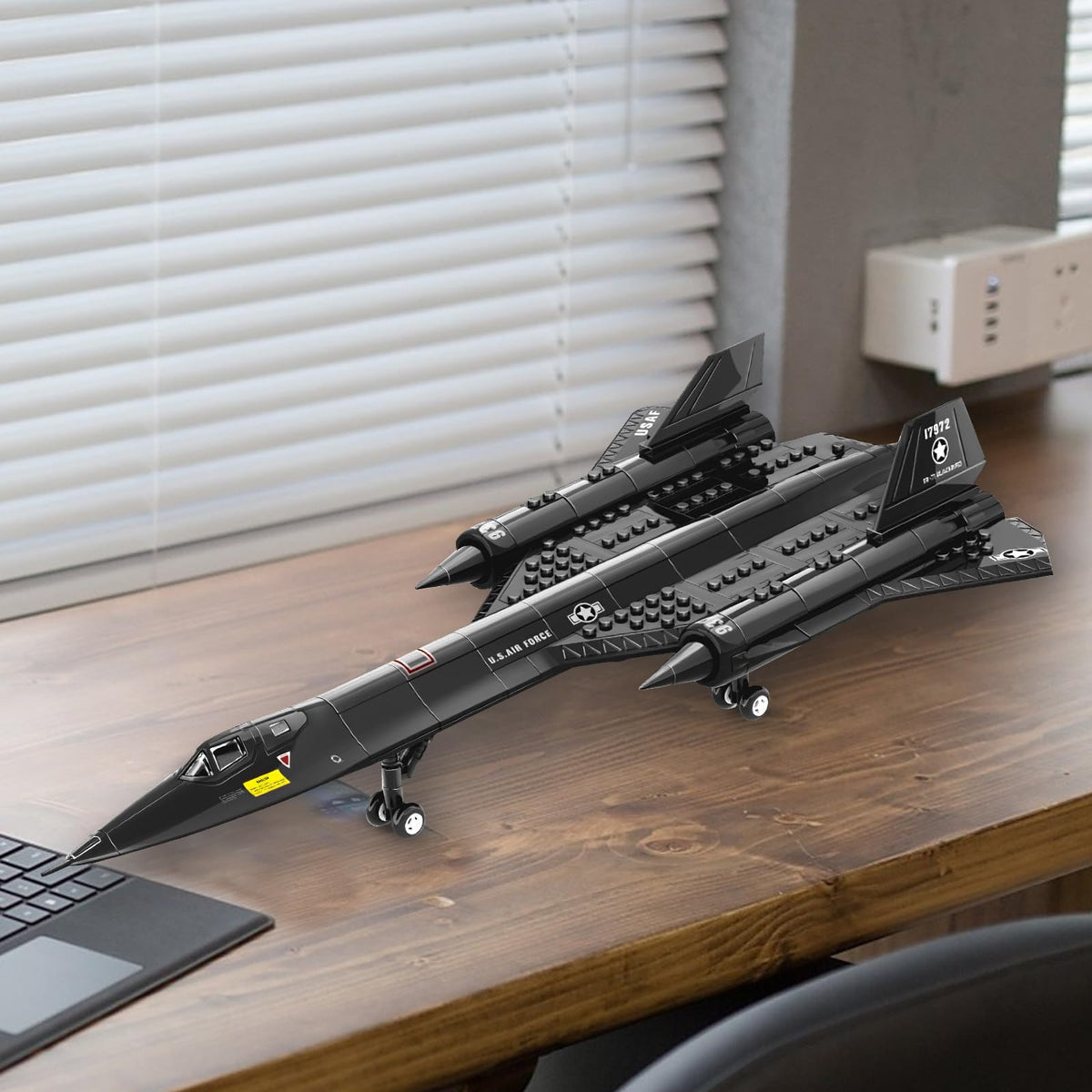 YYKNGYI SR-71 display-ready model showcases realistic military styling.