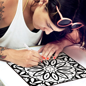 Zhanmai watercolor pens in 12 colors enable vibrant fills.