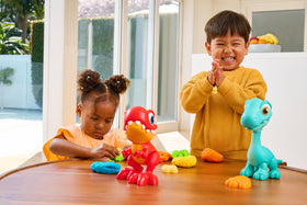 ZURU Smashers Junior Dino Dig Brontosaurus Egg – 25 Surprises, 1kg Dino Dough, 6 Molds